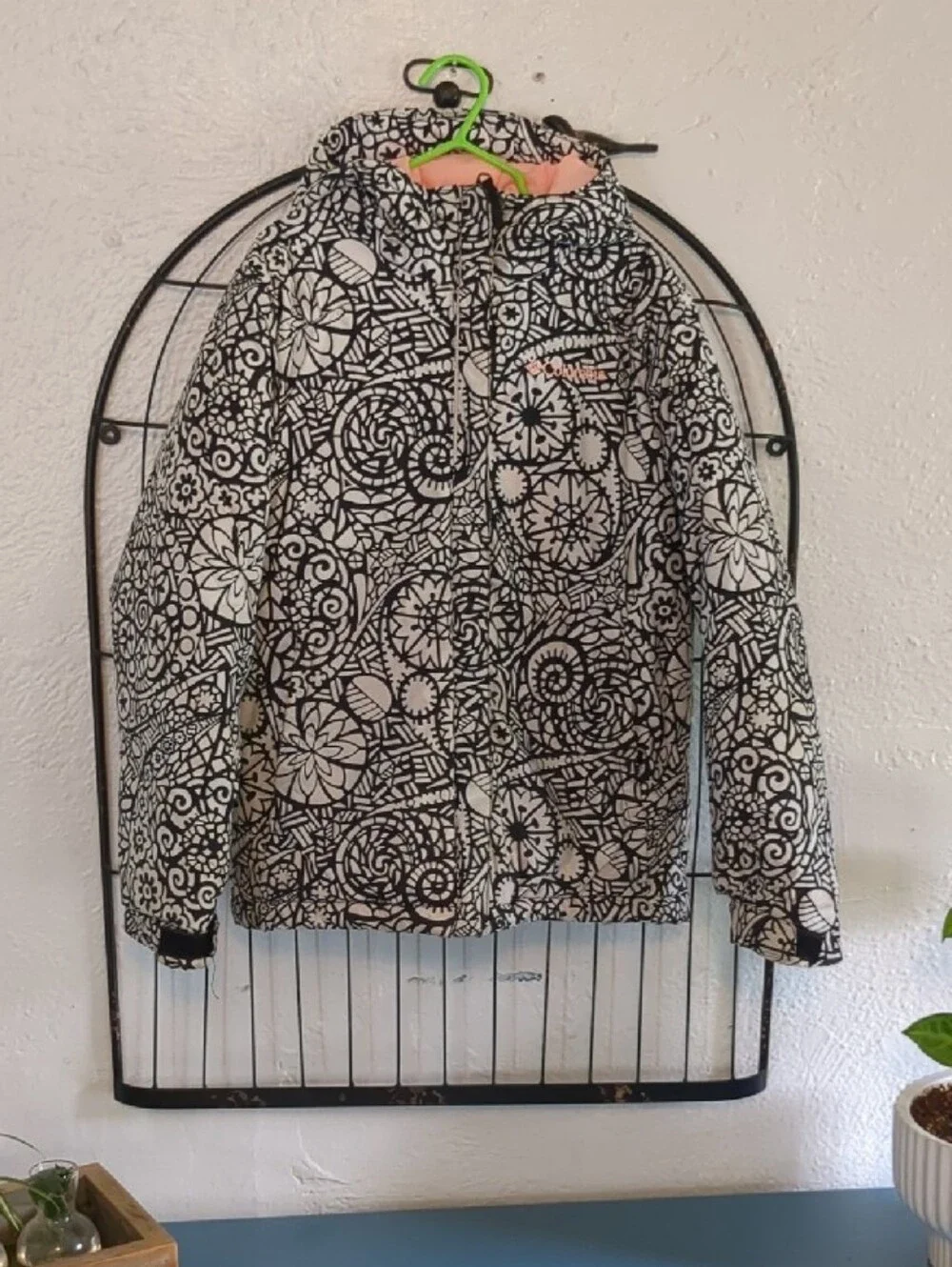 Columbia Girls' Black & White Hooded Winter Jacket. Size S (7/8)